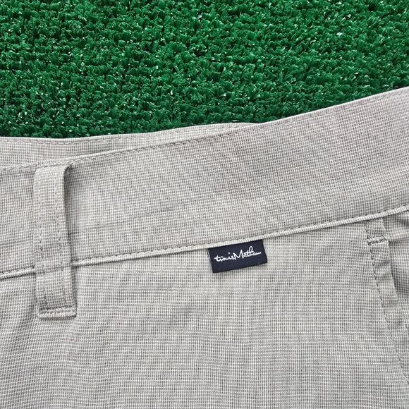 Travis Mathew Shorts Men 40 Beige Chino Flat Front Beach Preppy Golf Performance - Picture 2 of 10